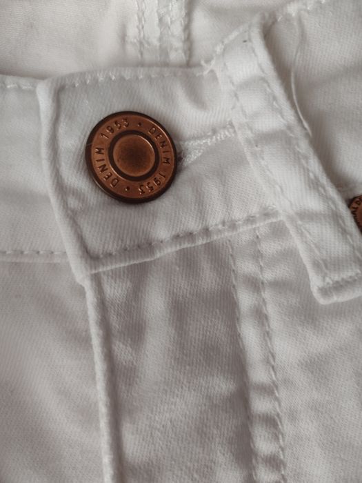 Białe spodenki jeansowe