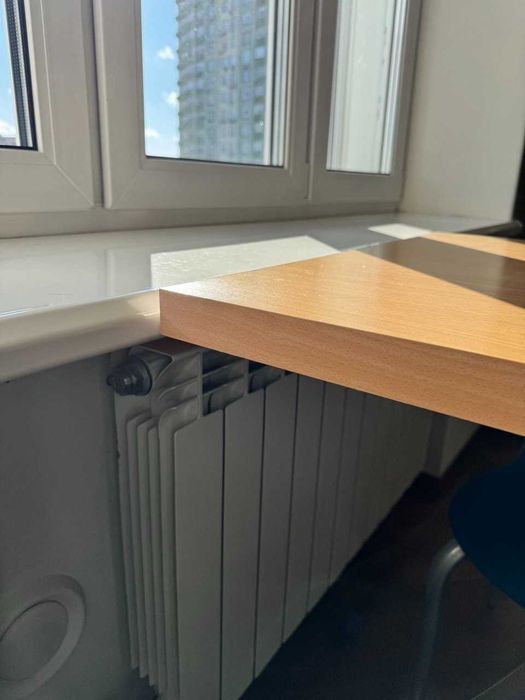 Кухонний стіл з одною ніжкою