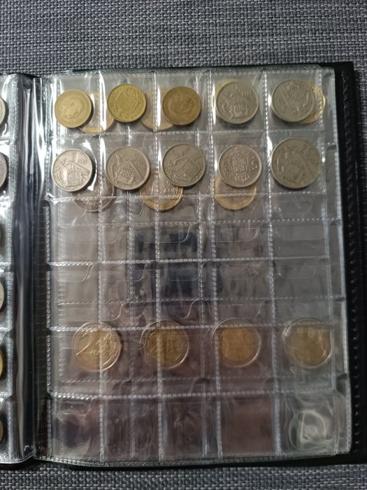 Escudos em notas e moedas para colecionadores