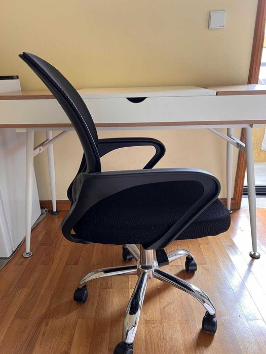 Mesa de escritório com 3 compartimentos/baú de arrumação