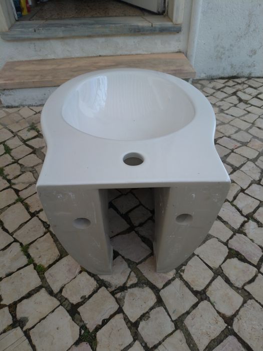 Bidé para fixação á parede