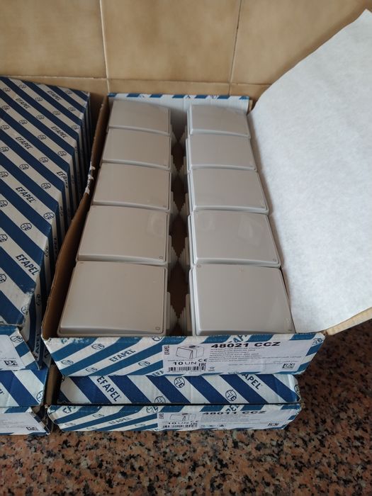 Tomadas interruptores estanque material elétrico casa quarto vivenda.