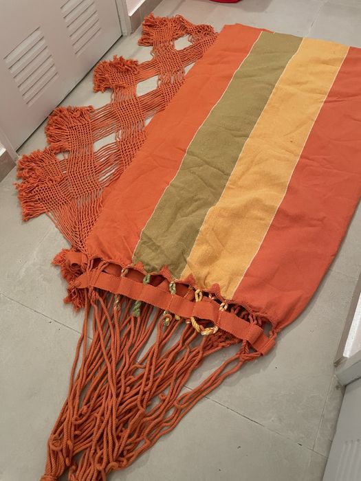 Cama Baloiço cores vibrantes