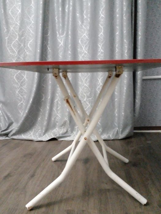 Стіл складаний квадратний з металевими ніжками