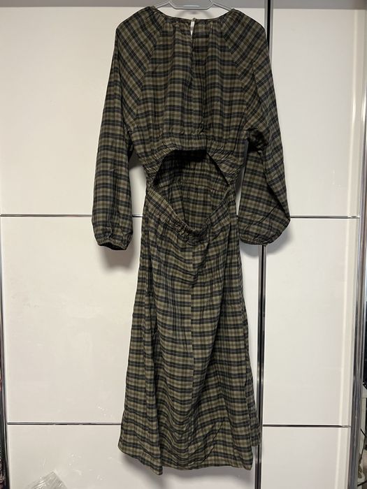 Khaki sukienka w czarna kratę długa do ziemi z wycięciem na plecach