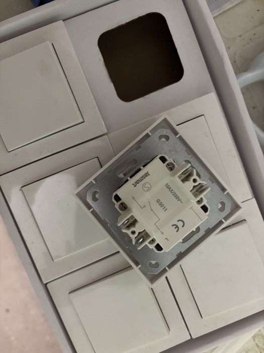 Vendo caixas de 6 interruptores de parede