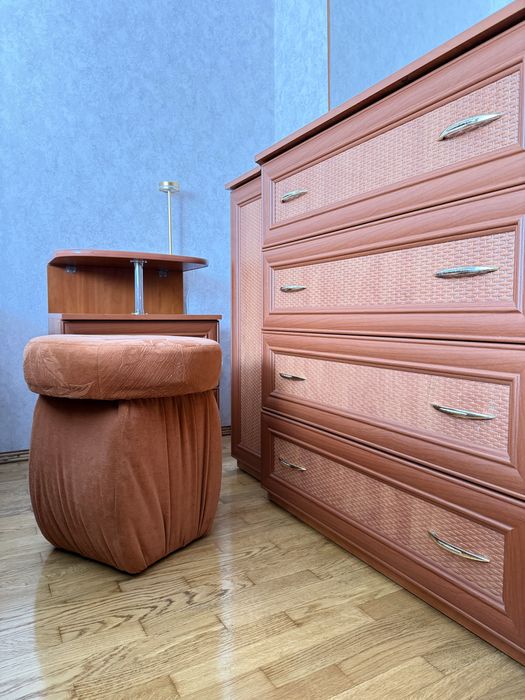 Комод , тумбочка, стіл робочий та дзеркало