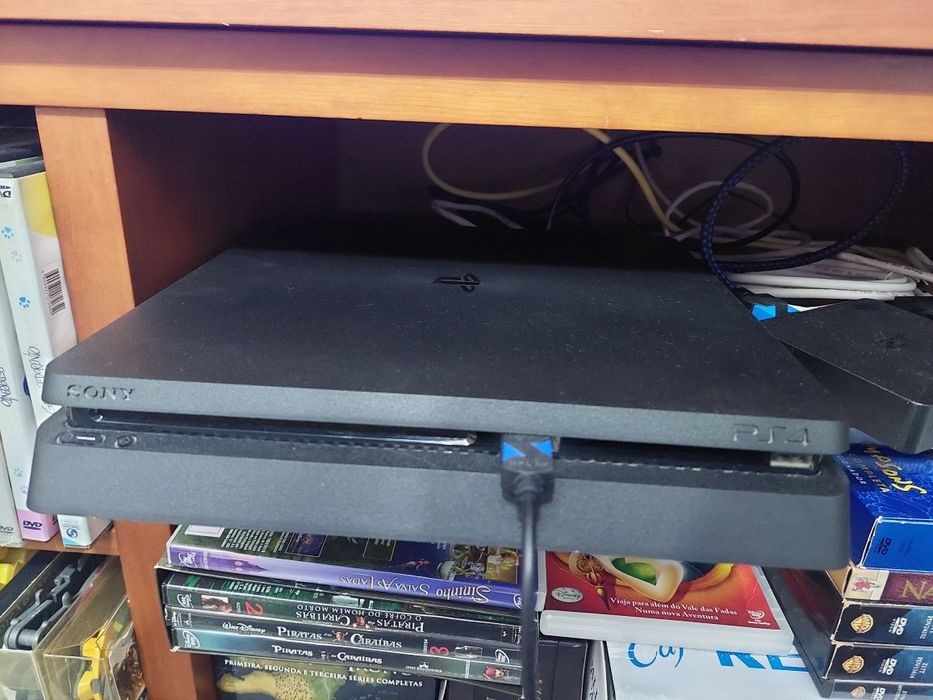 Playstation 4 com 2 comandos mais jogos