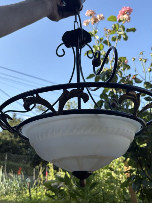 Candeeiro de Teto Clássico em Ferro e Vidro Fosco – Estilo Vintage Elegante