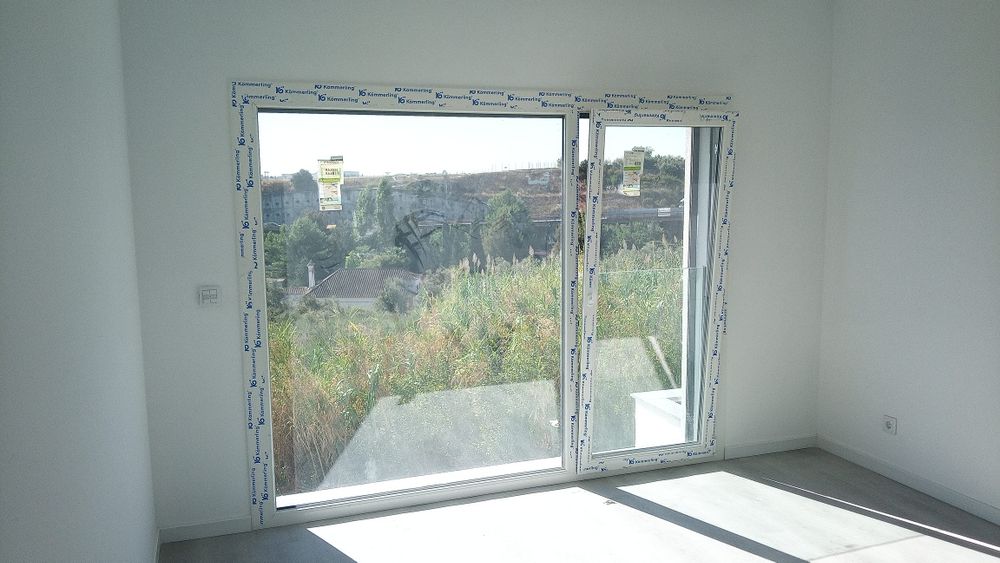 Moradia Nova - T4 em Camarate com Garagem e com lote de 456,62m2