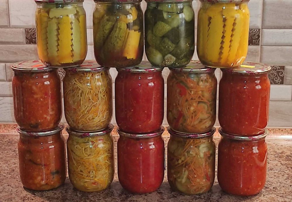 Різноманітна домашня консервація 2025 р (огірки, аджика, варення)