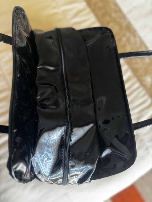 Mala de verniz, em preto
