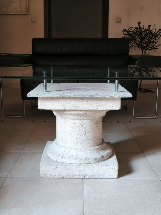 Elegancki stół kawowy z motywem greckim