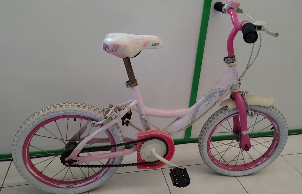 Duas bicicletas de criança com rodinhas