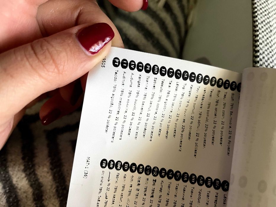 Sofá cinzento com algumas marcas de uso