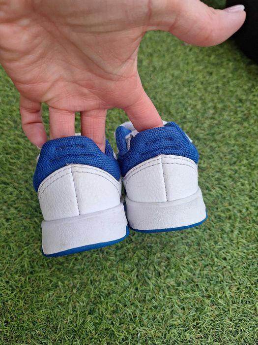 Buty sportowe firmy Adidas chłopięce rozm. 22.