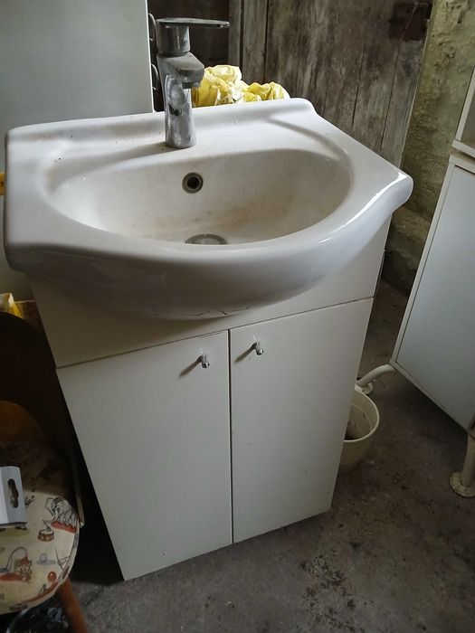 Sprzedam tanio małą szafkę z umywalką i dwa słupki łazienkowe.