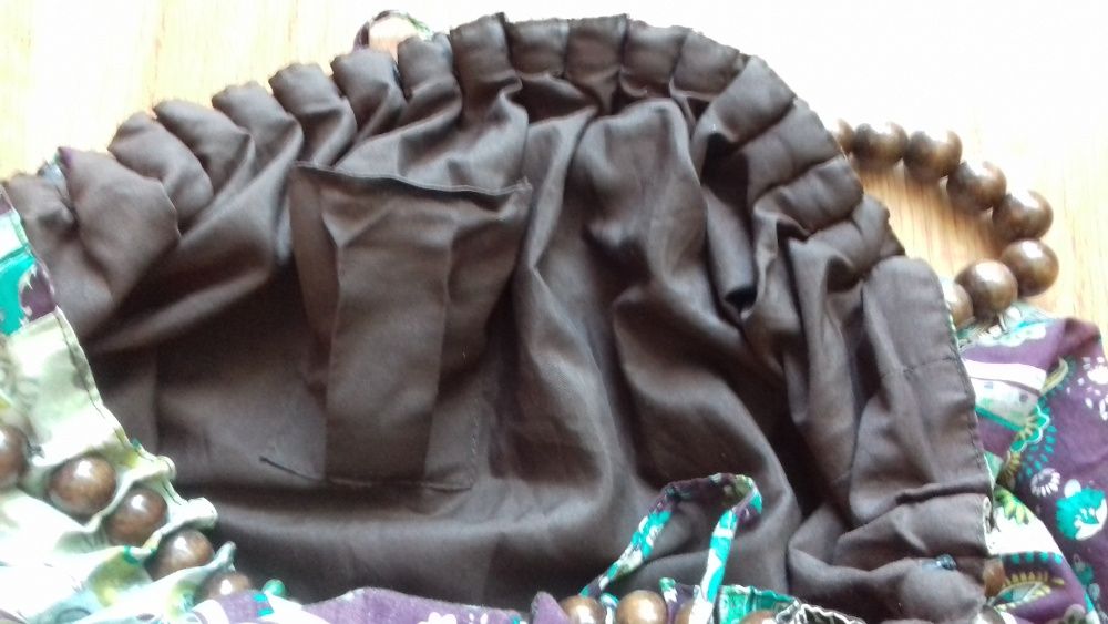 Lekka torba na ramię z drewnianymi koralikami