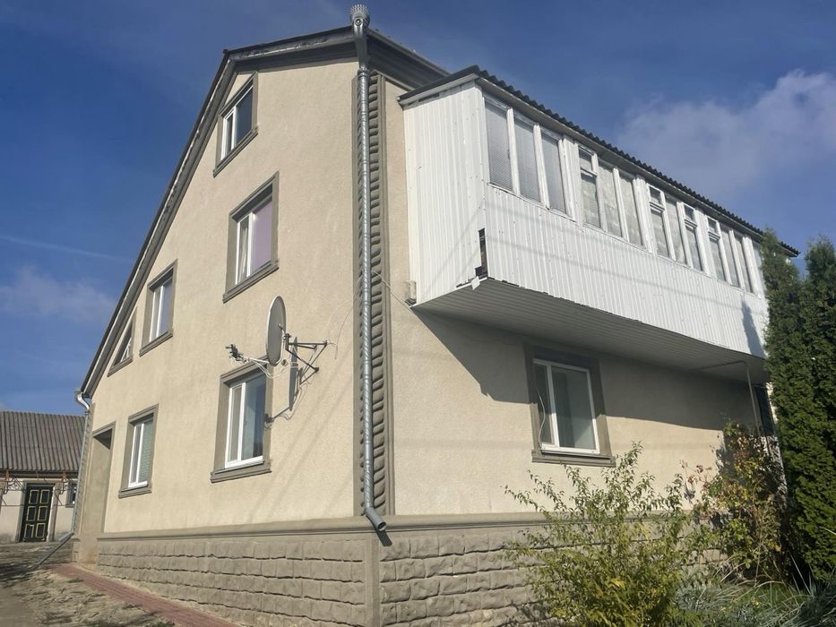 Продам двохповерховий будинок