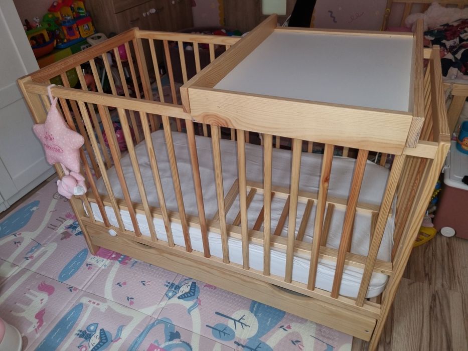 Łóżeczko sosna 120×60 w zestawie z materacem i przewijakiem. JAK NOWE