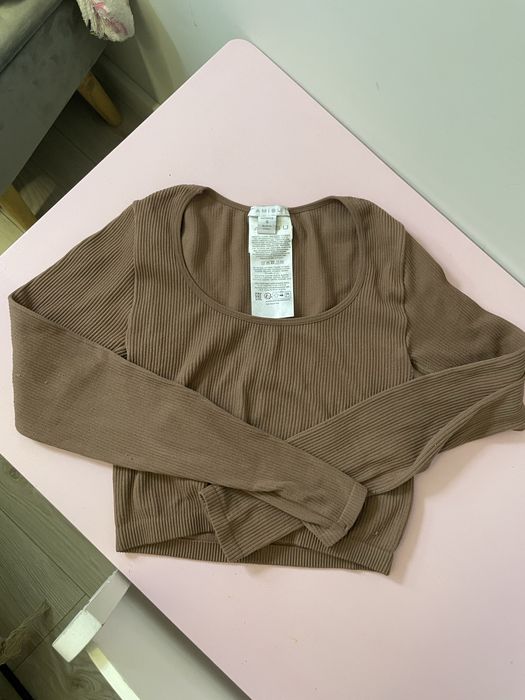 Beżowa jesienna bluzka z długim rękawem prążkowana na siłownie