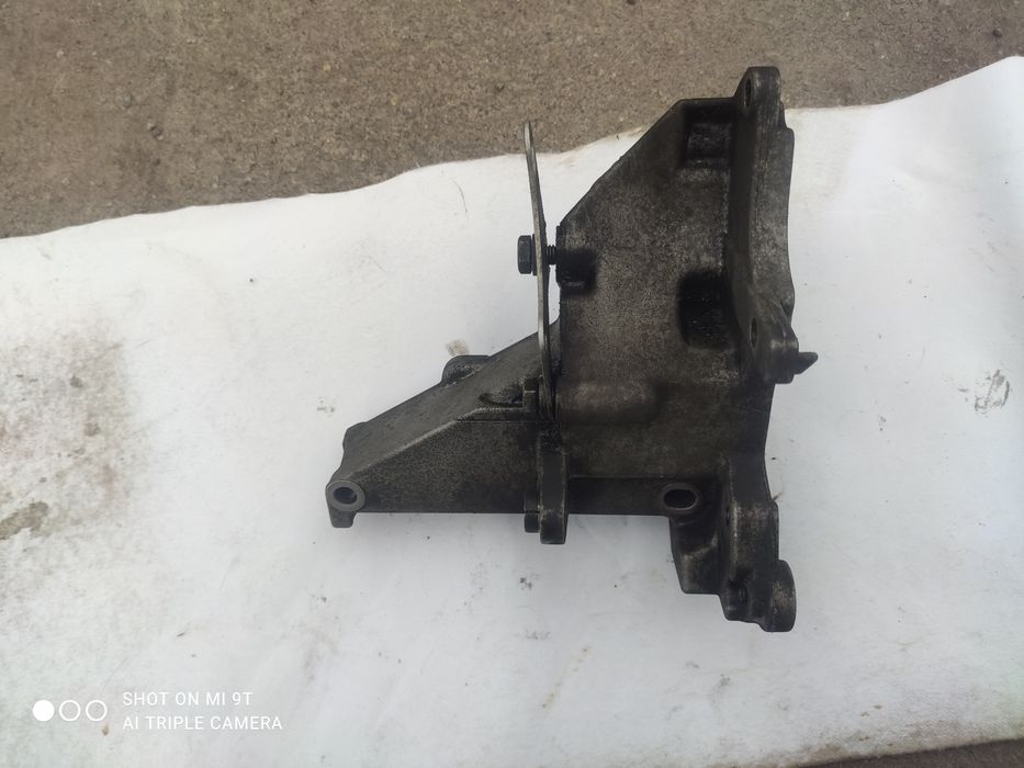 Продам кронштейны на насос Гура ,насос кондиционера на bmw e39 мотор