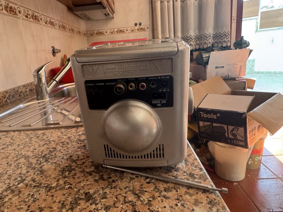 Vendo mini televisão portátil com rádio AM/FM