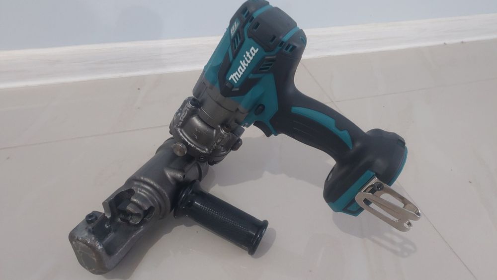 Аккумуляторный резак для резки шпилек Makita DSC121