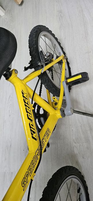 Bicicleta de criança amarela