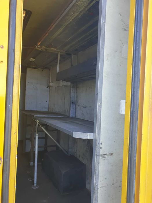 Paka kontener magazyn z półkami trzy drzwi solidna konstrukcja