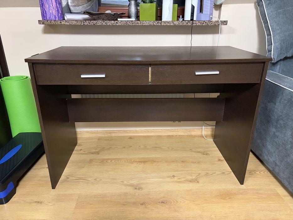 Ciemne biurko 130cm szerokości