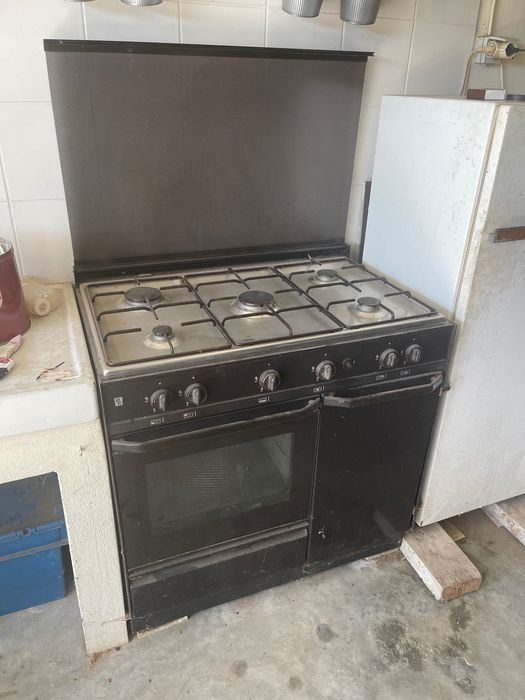 Fogão com 5 bocas e forno