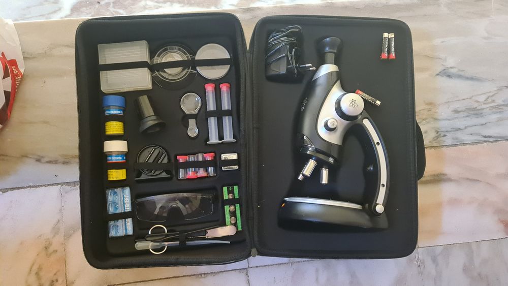 Microscópio com mala e acessórios