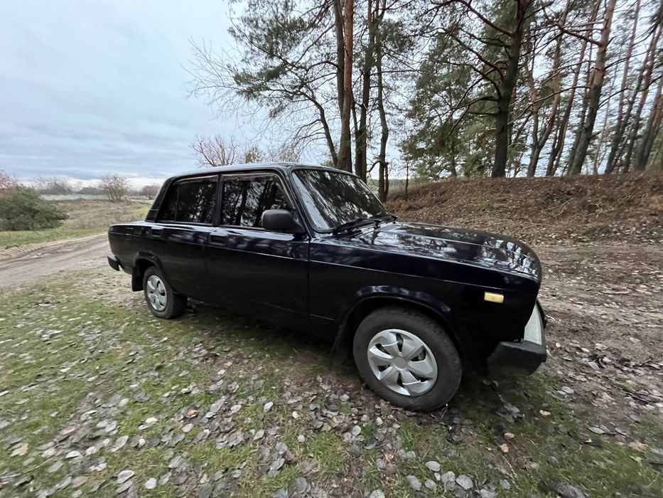 Продам хорошую машину. На полном боевом ходу, по машине много что сделали, поварен кузов, новые пороги, поддомкратники от восьмёрки, машина вся обработана мастикой, новые дверные феленки, зашумлена в два слоя, недавно покрашена,кузов идеальный и прослужит очень много лет. Салон от семёрки, новая торпеда и весь пластик, карты, ручки все новое. Багажник с кнопки открывается. Есть центральный замок и сигнализация ( отключил не пользуюсь) сиденья кожаные работают все регулировки. Двигатель зверь, компрессия во всех по 14 атмосфер, после покраски мотор сделали, заводится на газу в любой мороз утром, без каких либо усилий, сел и завёл. КПП 5 ступка, ходовая вся взбитая,едет очень мягко,ямы глотает, тяги задние недавно заменены, есть фаркоп. Газ вписан. Любой вид переоформления. Новый руль, хорошая магнитола дводиновая и очень громкая.  Стоят електро стеклоподъёмники. Печка жарит, залит новый тосол, клапана отрегулированы, все уплотнители дверей новые, страховка есть. Жёсткий потолок. Новые задние фонари, и новые фары. Проводка вся работает нечего не отходит, масло и тосол не течет, не капает. Резина вся зимняя. Машина сел и катайся. Цвет у нее синий металлик в жизни, на фото черная получается . Возможен пригон по договоренности