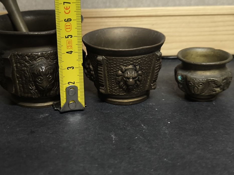 Almofariz e pilão em bronze com leões
Conjunto de almofariz e pilão em