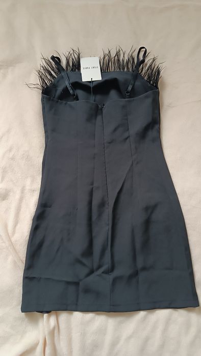 Платье коктельное с перьями