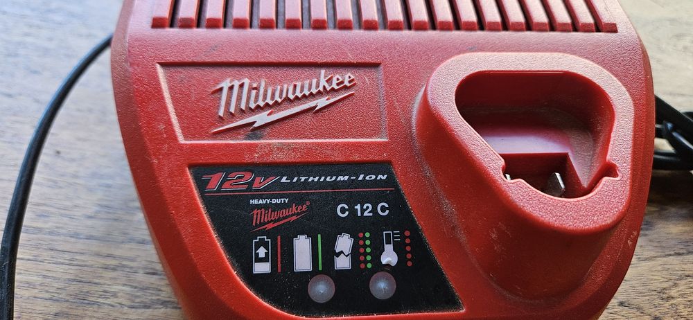 Ładowarka do akumulatorów elektronarzędzi Milwaukee M12 C12C
