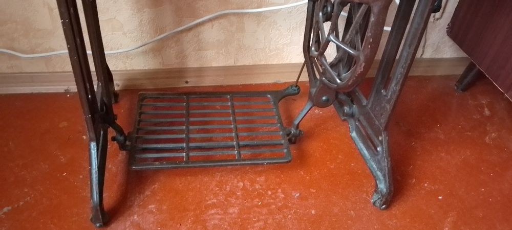 Швейна машинка , ножний привід . Китай .