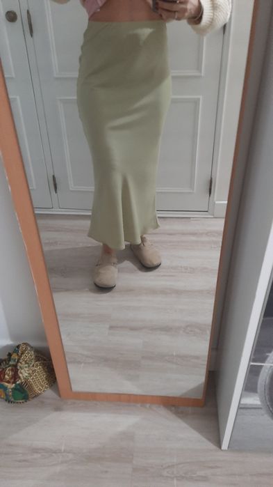 Saia de cetim, tam. M (nova)