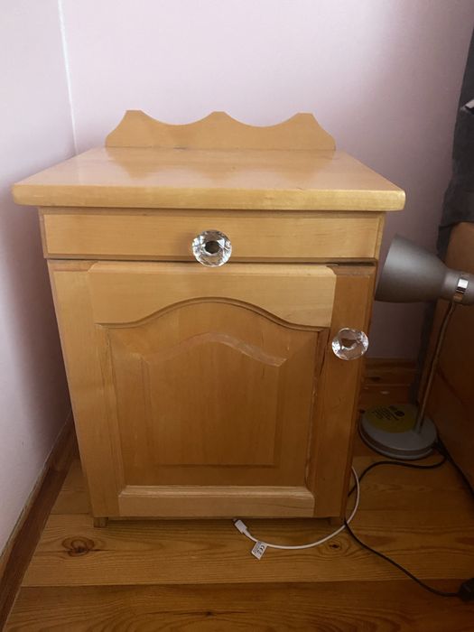 Dwie drewniane szafki nocne