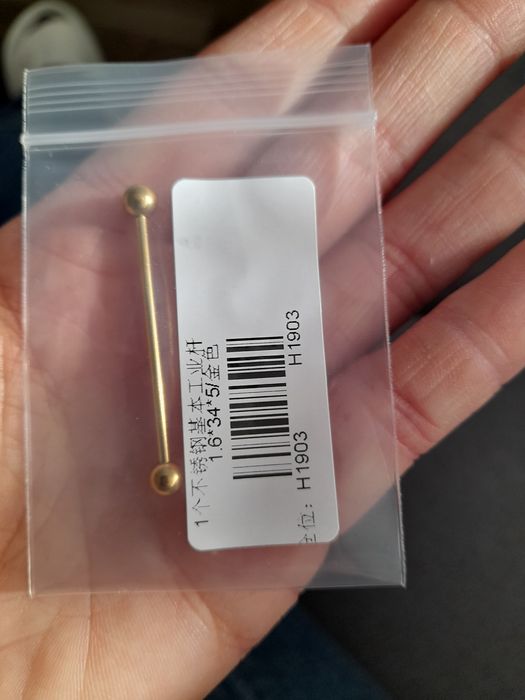 Kolczyk do piercingu zakręcany kolor złoty