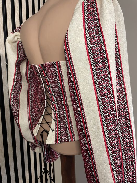 Корсет з вишивкою і рукавами