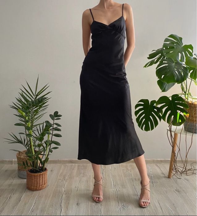 Elegancka satynowa sukienka koktajlowa midi