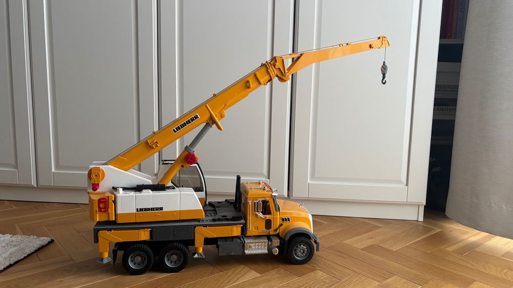 Zabawka dźwig Liebherr Mack
