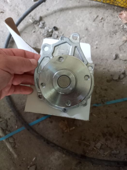 Водяна помпа нова ,погрущик Nissan
