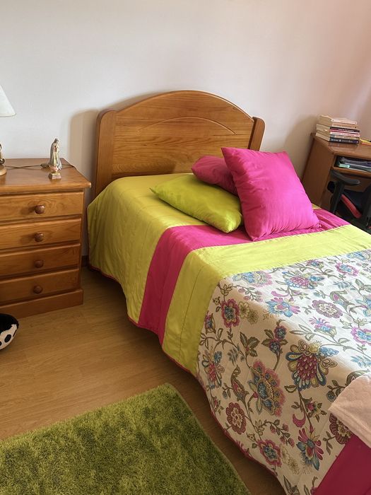 cama e mesa de cabeceira