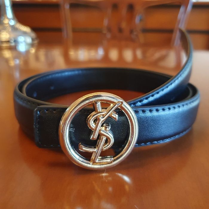 Cinto preto com fivela dourada