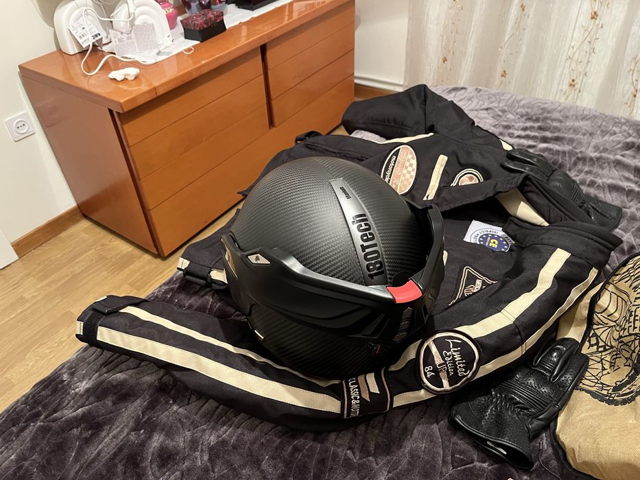 Conjunto capacete casaco e luvas