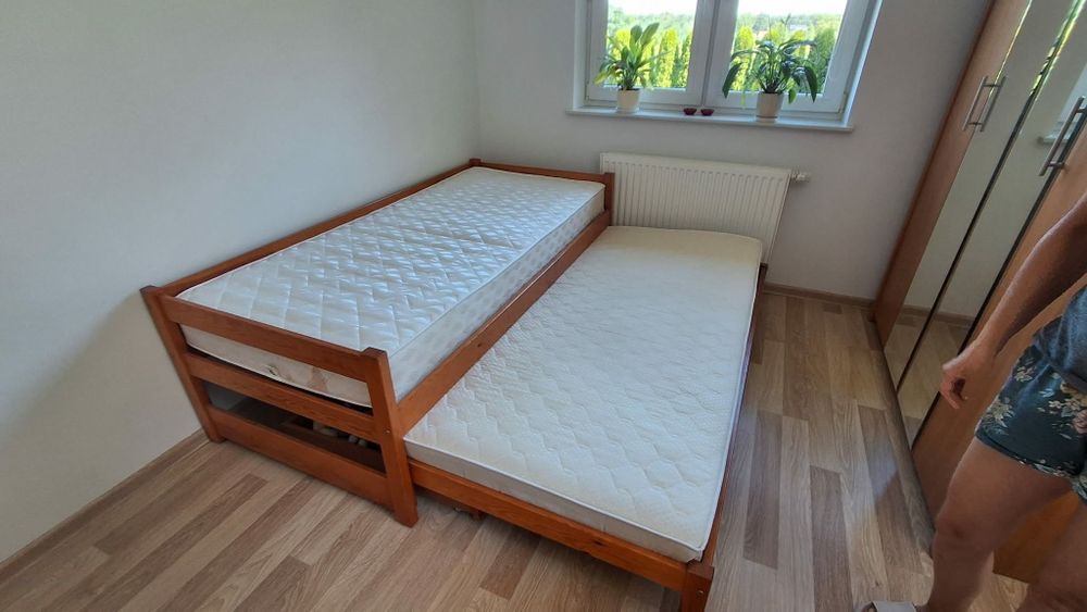 Łóżko drewniane z szufladami