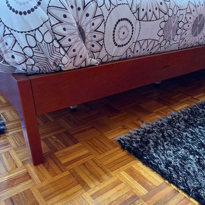 Mobília de Quarto Casal em Cerejeira – Cama (com colchão)+Cómoda+Roupeiro+Espelho+Cadeira+Mesinhas